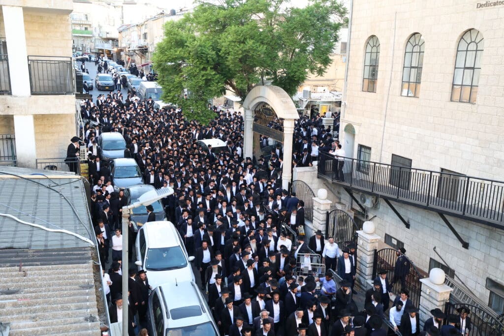 מראשי ישיבת מיר: המונים ליוו למנוחות את הגאון רבי אברהם שמואלביץ זצ"ל