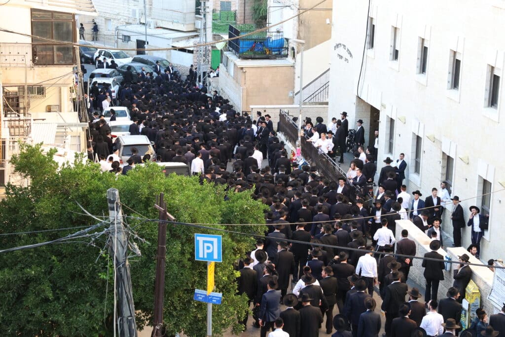 מראשי ישיבת מיר: המונים ליוו למנוחות את הגאון רבי אברהם שמואלביץ זצ"ל