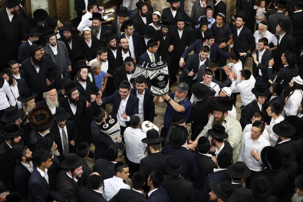 במעמד האדמו"ר: מירון חגגה הכנסת ס"ת לציון הרשב"י