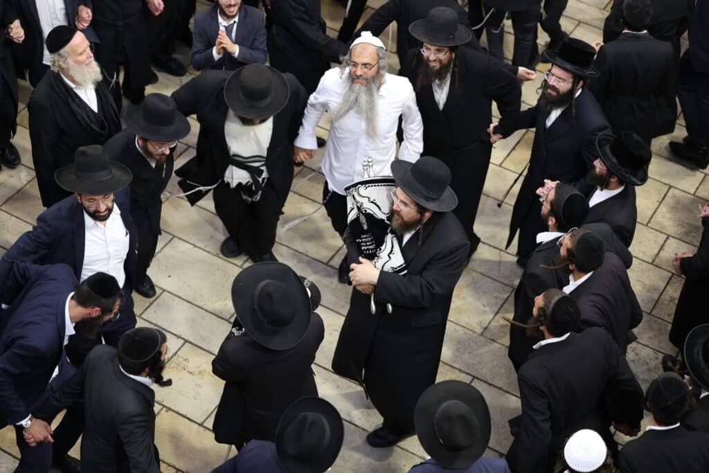 במעמד האדמו"ר: מירון חגגה הכנסת ס"ת לציון הרשב"י