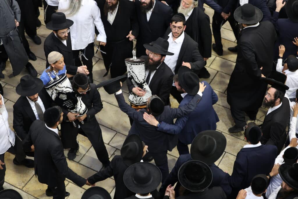 במעמד האדמו"ר: מירון חגגה הכנסת ס"ת לציון הרשב"י