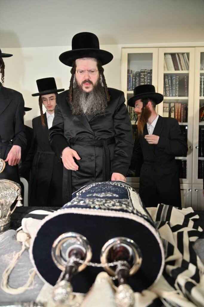 בהילולת מודז'יץ: הכנסת ספר תורה וסיום הש"ס בביתר