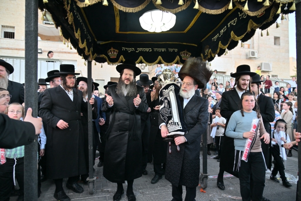 בהילולת מודז'יץ: הכנסת ספר תורה וסיום הש"ס בביתר