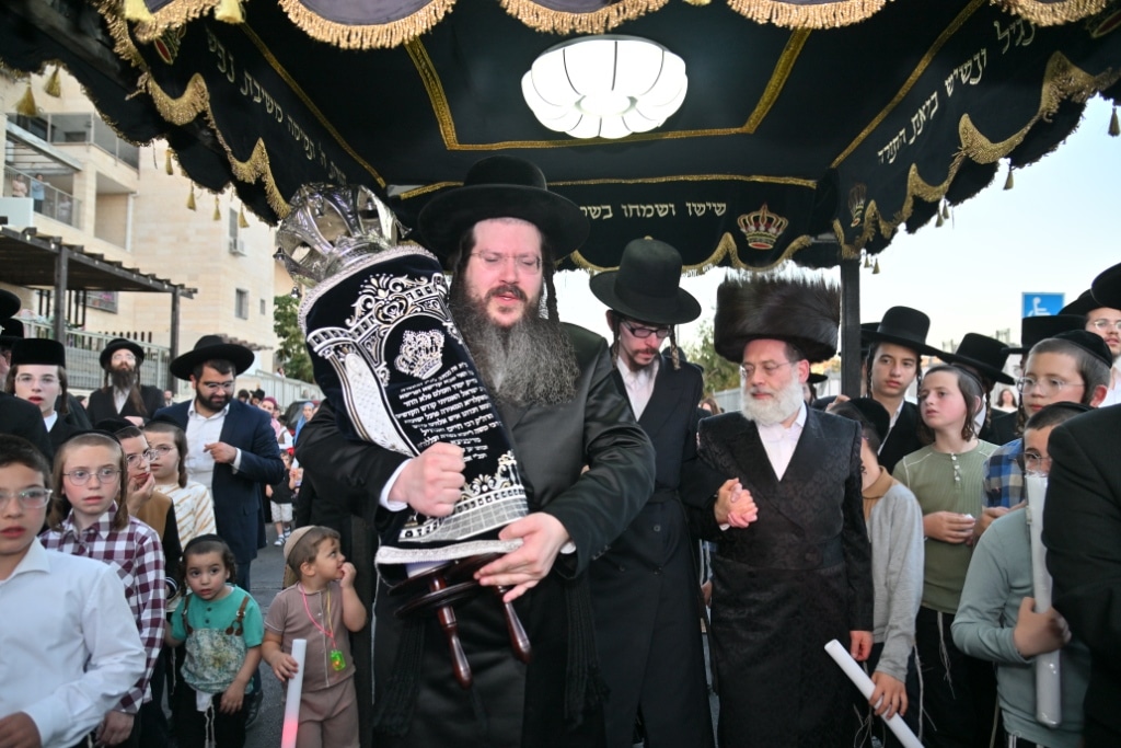 בהילולת מודז'יץ: הכנסת ספר תורה וסיום הש"ס בביתר