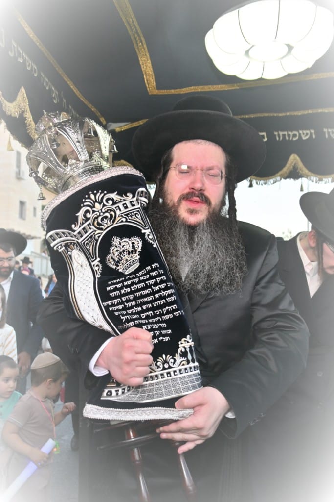 בהילולת מודז'יץ: הכנסת ספר תורה וסיום הש"ס בביתר