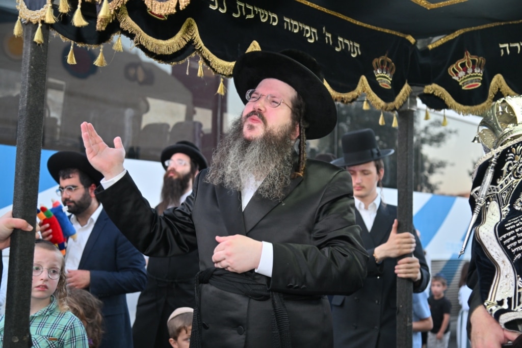 בהילולת מודז'יץ: הכנסת ספר תורה וסיום הש"ס בביתר