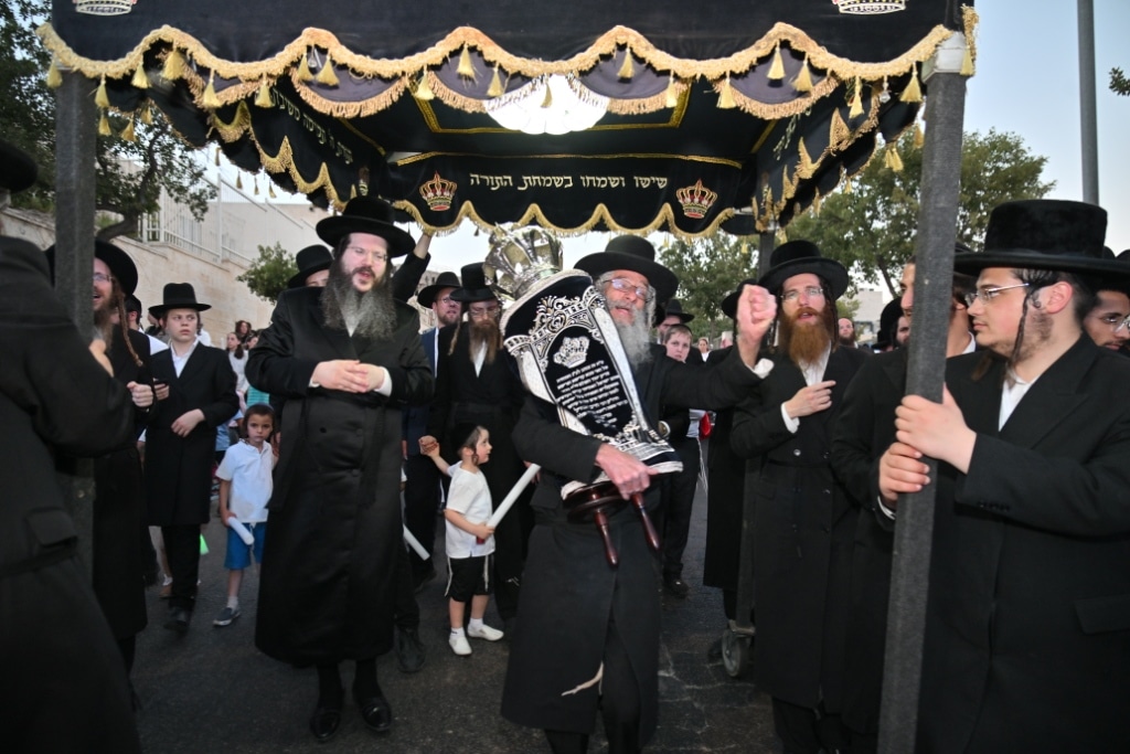 בהילולת מודז'יץ: הכנסת ספר תורה וסיום הש"ס בביתר