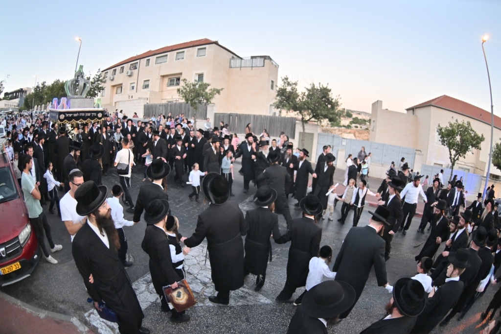 בהילולת מודז'יץ: הכנסת ספר תורה וסיום הש"ס בביתר