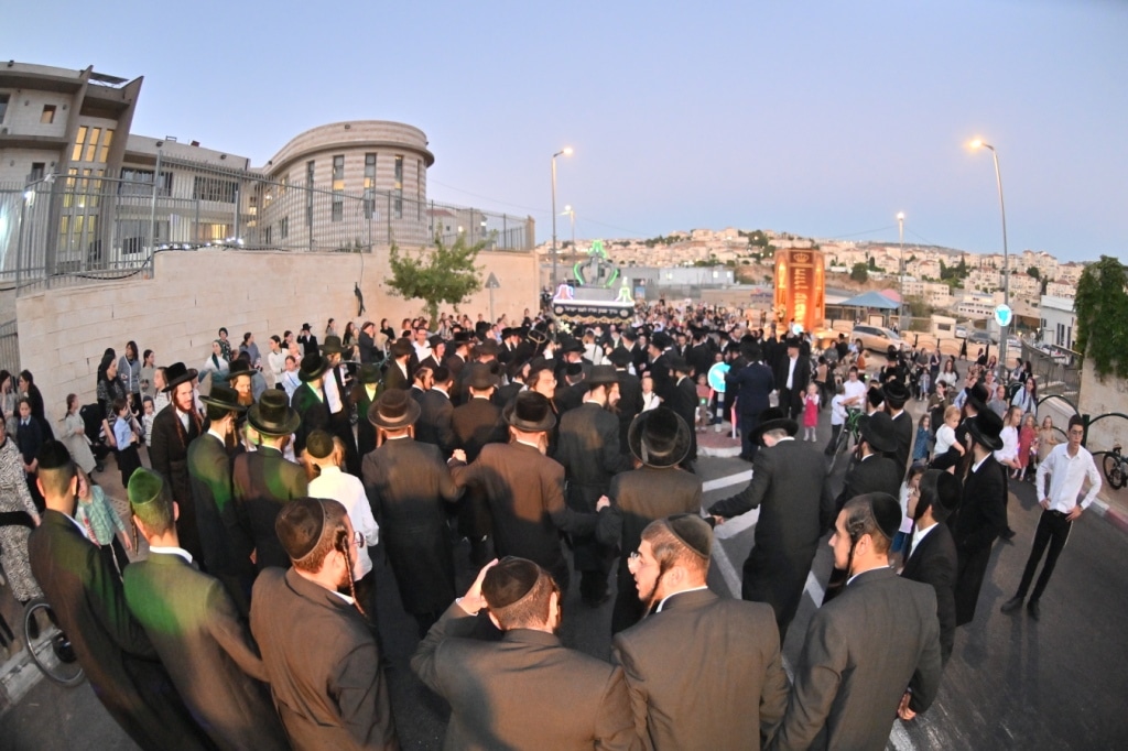 בהילולת מודז'יץ: הכנסת ספר תורה וסיום הש"ס בביתר