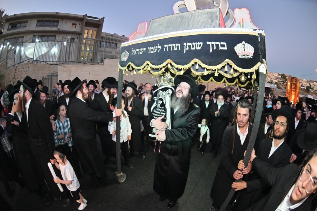 בהילולת מודז'יץ: הכנסת ספר תורה וסיום הש"ס בביתר