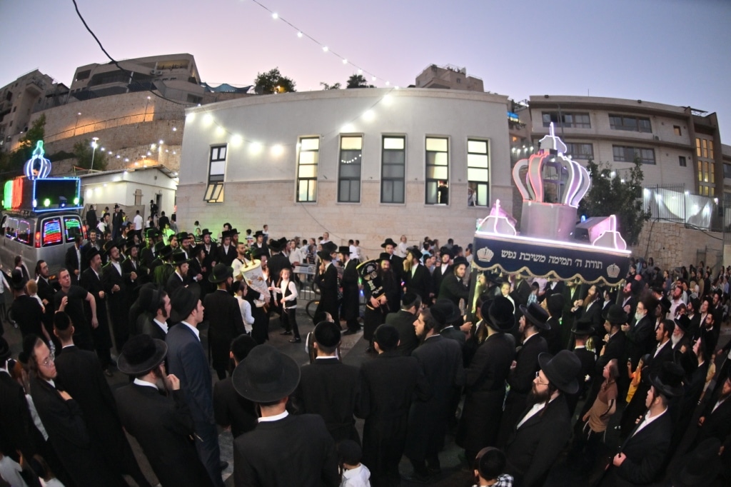 בהילולת מודז'יץ: הכנסת ספר תורה וסיום הש"ס בביתר