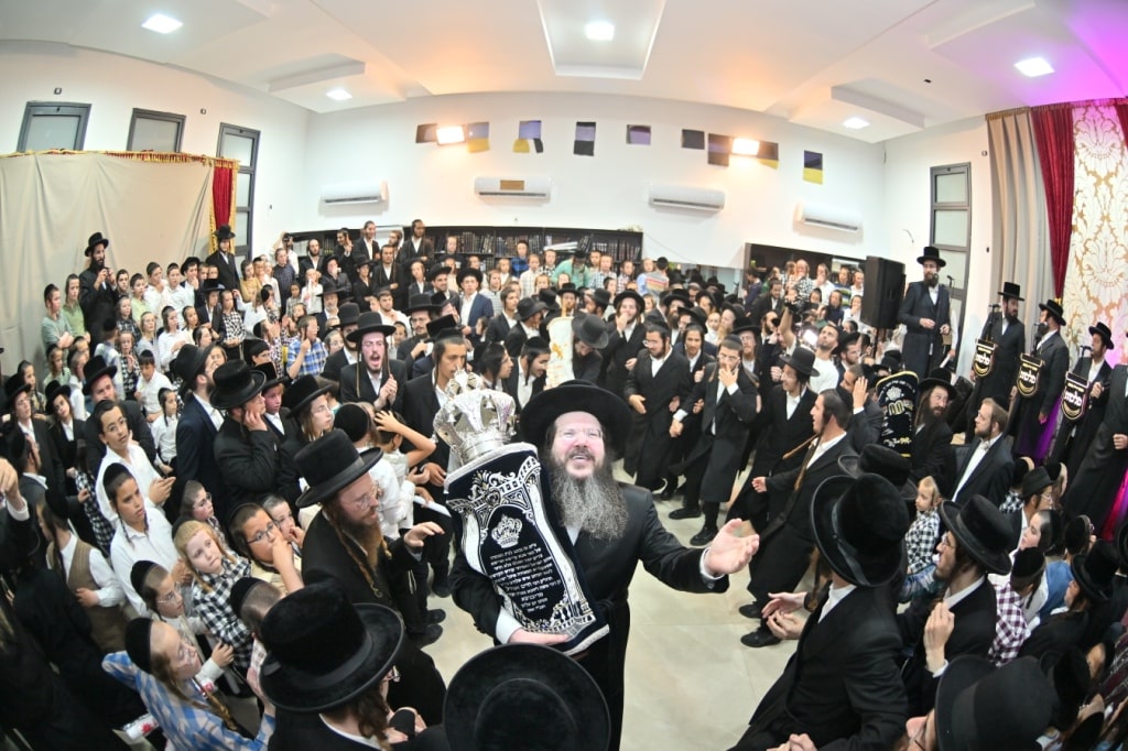 בהילולת מודז'יץ: הכנסת ספר תורה וסיום הש"ס בביתר