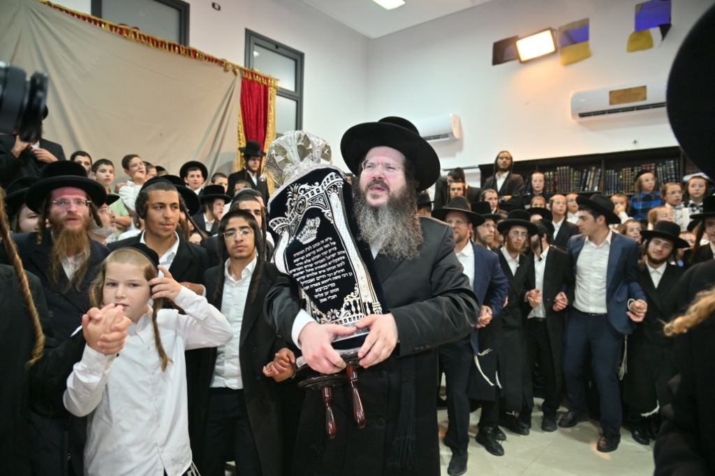 בהילולת מודז'יץ: הכנסת ספר תורה וסיום הש"ס בביתר