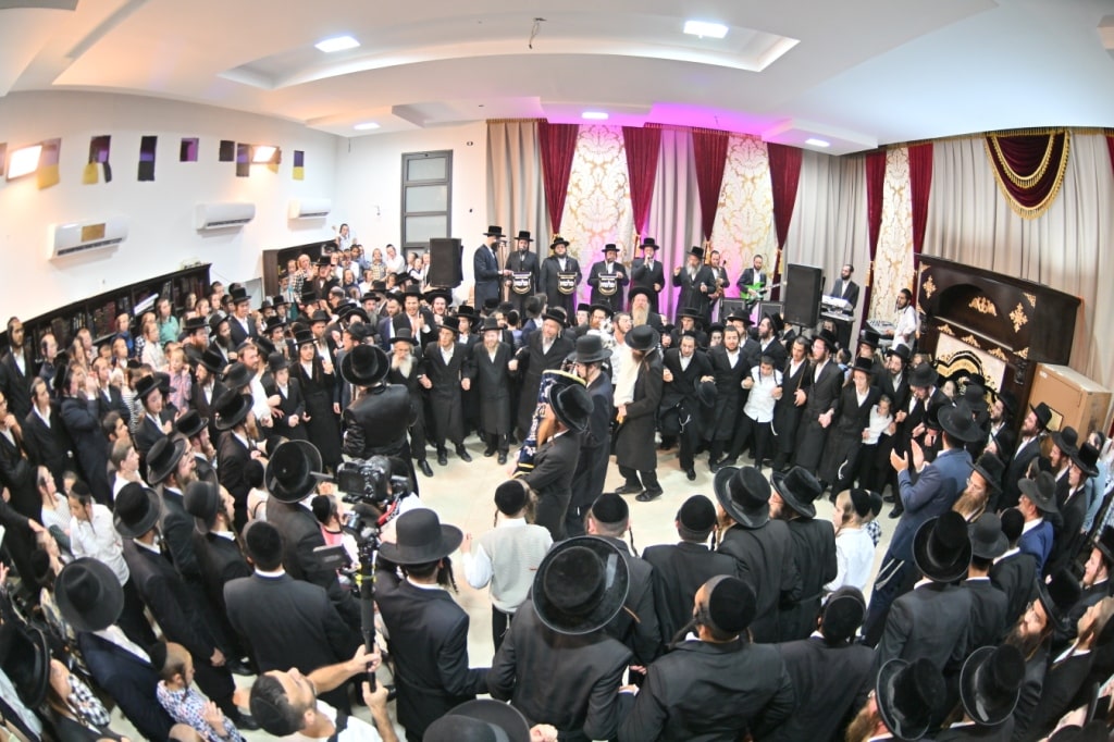 בהילולת מודז'יץ: הכנסת ספר תורה וסיום הש"ס בביתר