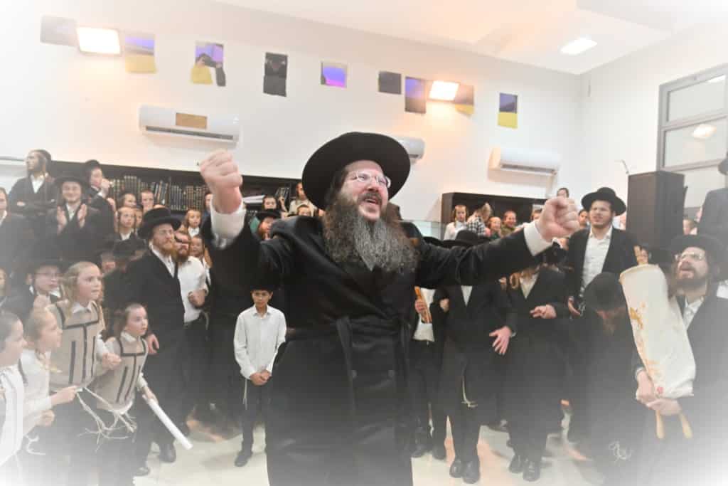 בהילולת מודז'יץ: הכנסת ספר תורה וסיום הש"ס בביתר