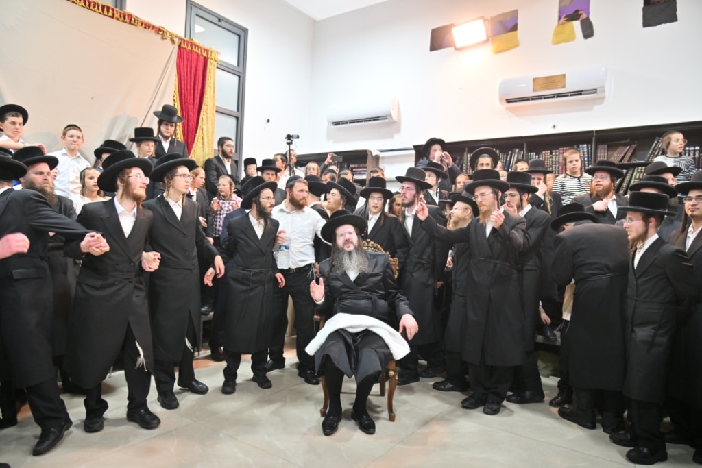 בהילולת מודז'יץ: הכנסת ספר תורה וסיום הש"ס בביתר