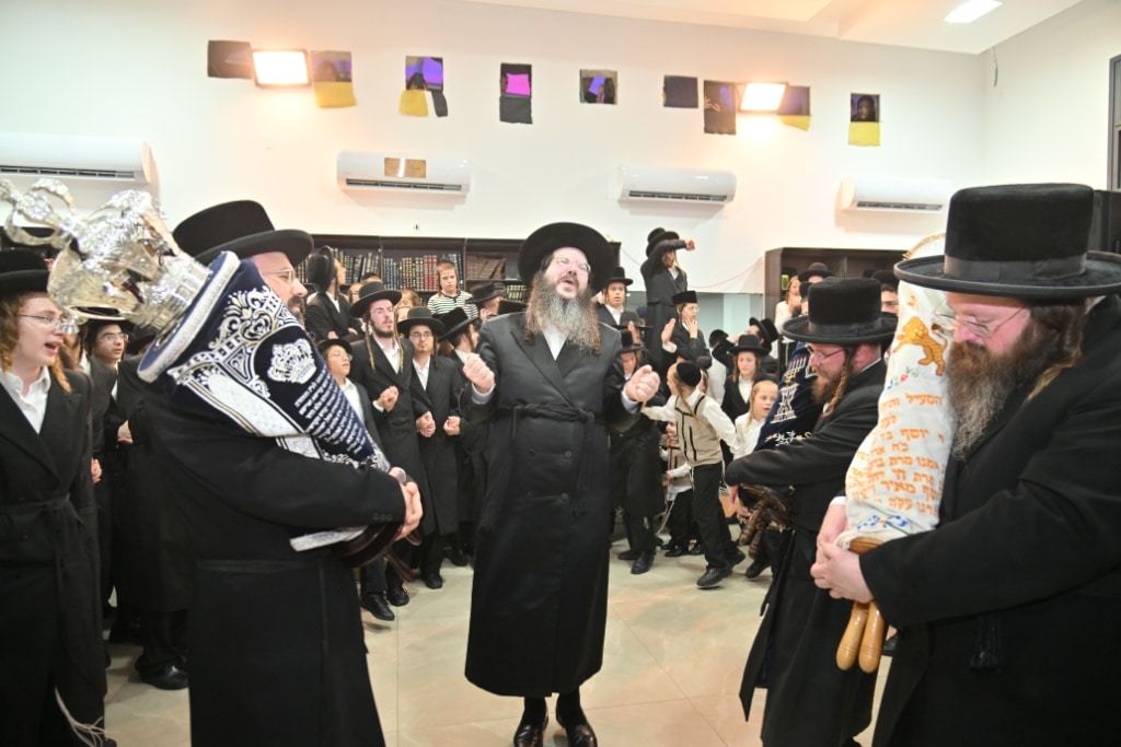 בהילולת מודז'יץ: הכנסת ספר תורה וסיום הש"ס בביתר