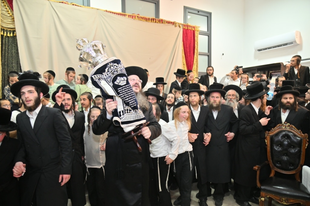 בהילולת מודז'יץ: הכנסת ספר תורה וסיום הש"ס בביתר