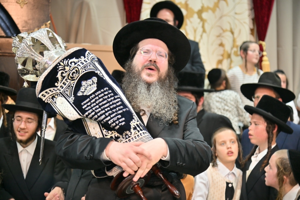 בהילולת מודז'יץ: הכנסת ספר תורה וסיום הש"ס בביתר