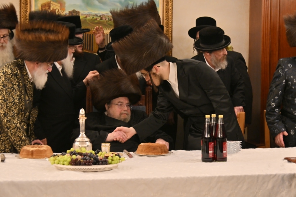 אלע חסידים: שמחת השבע ברכות בבית מרן האדמו"ר מבעלזא