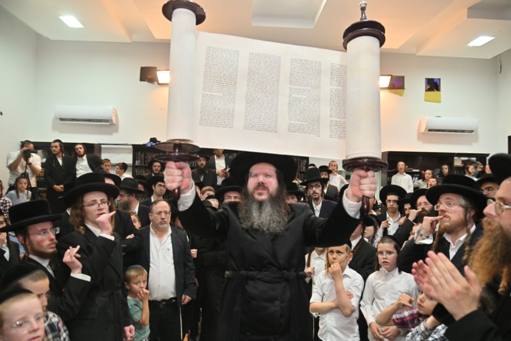 בהילולת מודז'יץ: הכנסת ספר תורה וסיום הש"ס בביתר