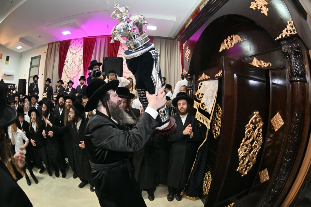 בהילולת מודז'יץ: הכנסת ספר תורה וסיום הש"ס בביתר