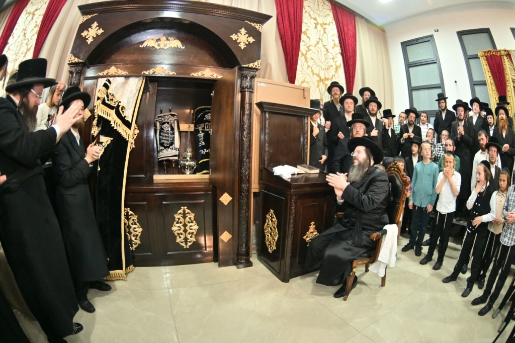 בהילולת מודז'יץ: הכנסת ספר תורה וסיום הש"ס בביתר