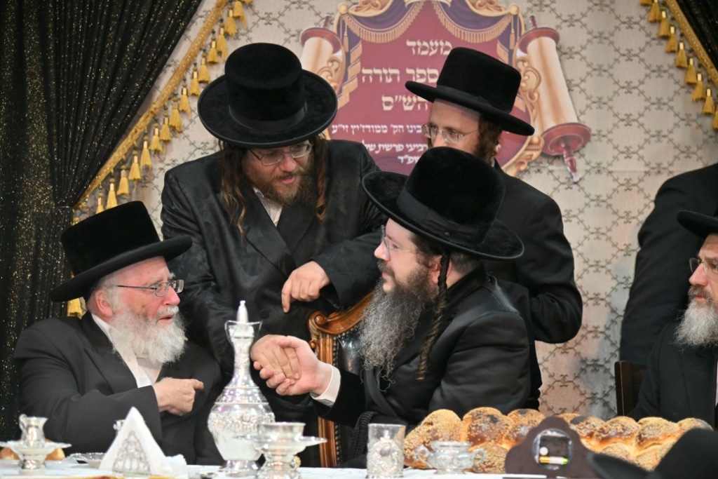 בהילולת מודז'יץ: הכנסת ספר תורה וסיום הש"ס בביתר