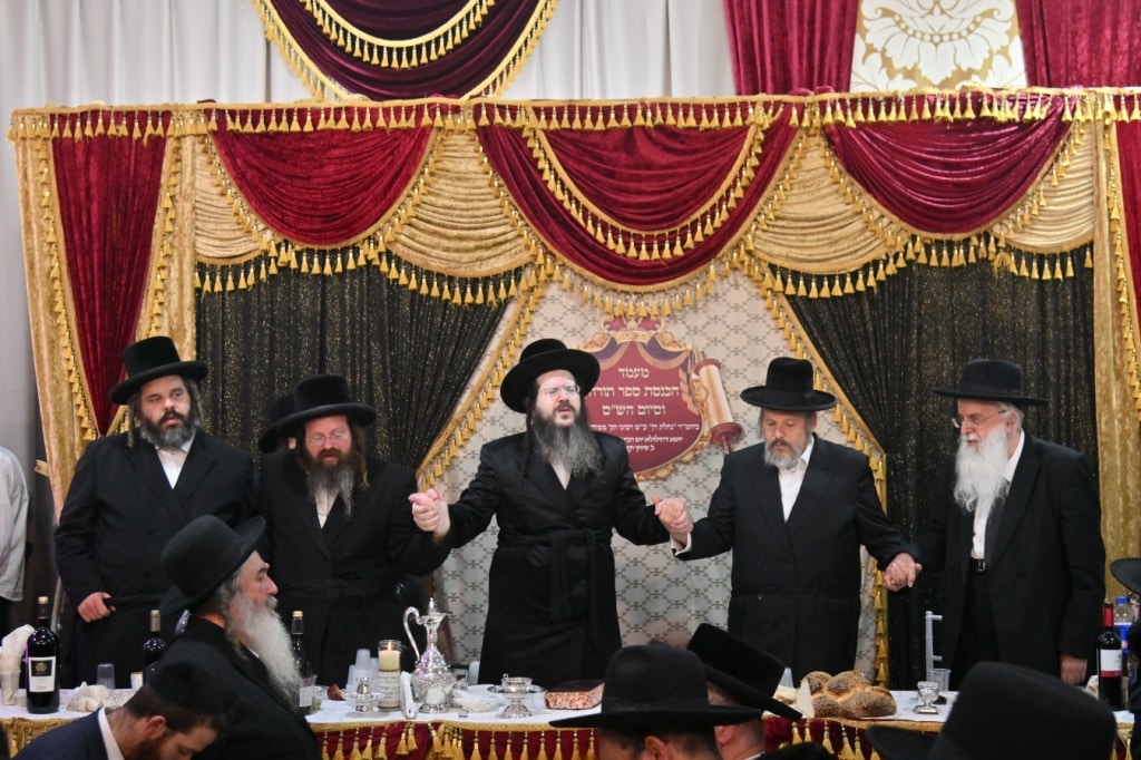 בהילולת מודז'יץ: הכנסת ספר תורה וסיום הש"ס בביתר