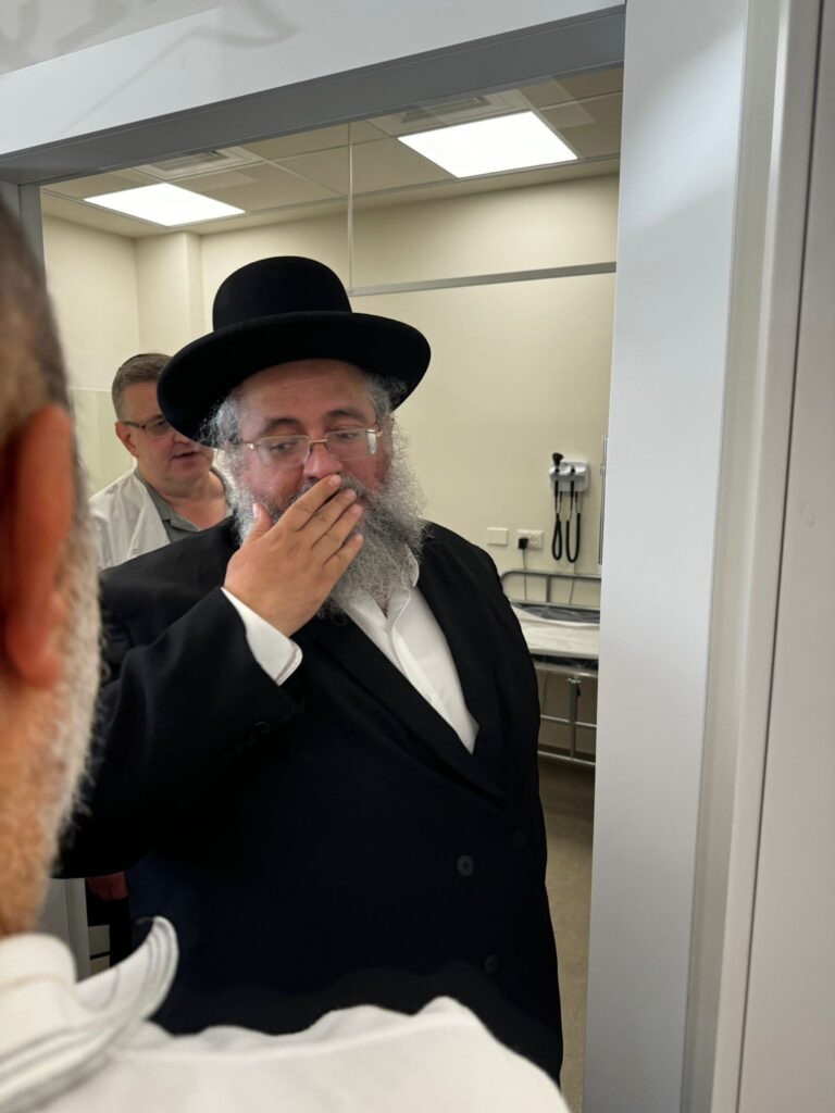 תנופת התפתחות בלאומית שירותי בריאות: רבני העיר נתיבות קבעו מזוזה למרכז הרפואי החדש