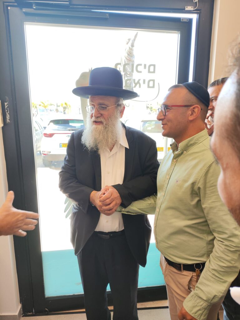 תנופת התפתחות בלאומית שירותי בריאות: רבני העיר נתיבות קבעו מזוזה למרכז הרפואי החדש