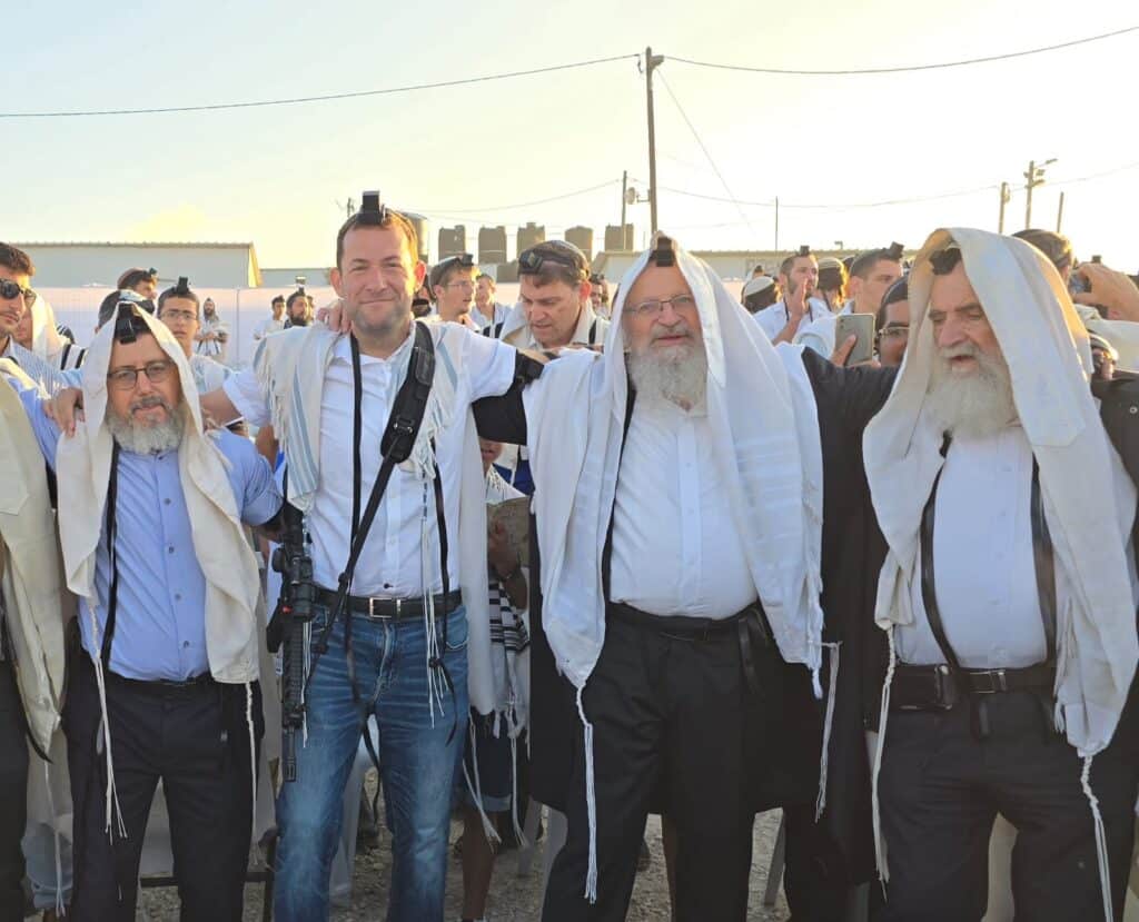 אחרי הסדרת היישוב: אלפים הגיעו לתפילת ר"ח חגיגית ביישוב אביתר