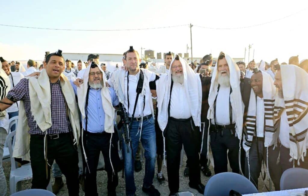 אחרי הסדרת היישוב: אלפים הגיעו לתפילת ר"ח חגיגית ביישוב אביתר