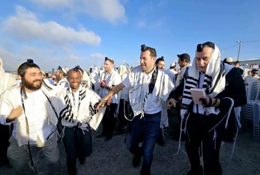אחרי הסדרת היישוב: אלפים הגיעו לתפילת ר"ח חגיגית ביישוב אביתר