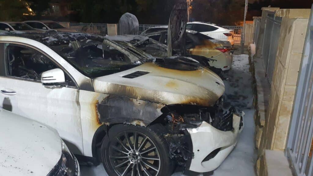 השכנים נדהמו באישון לילה: חמשה כלי רכב עלו באש