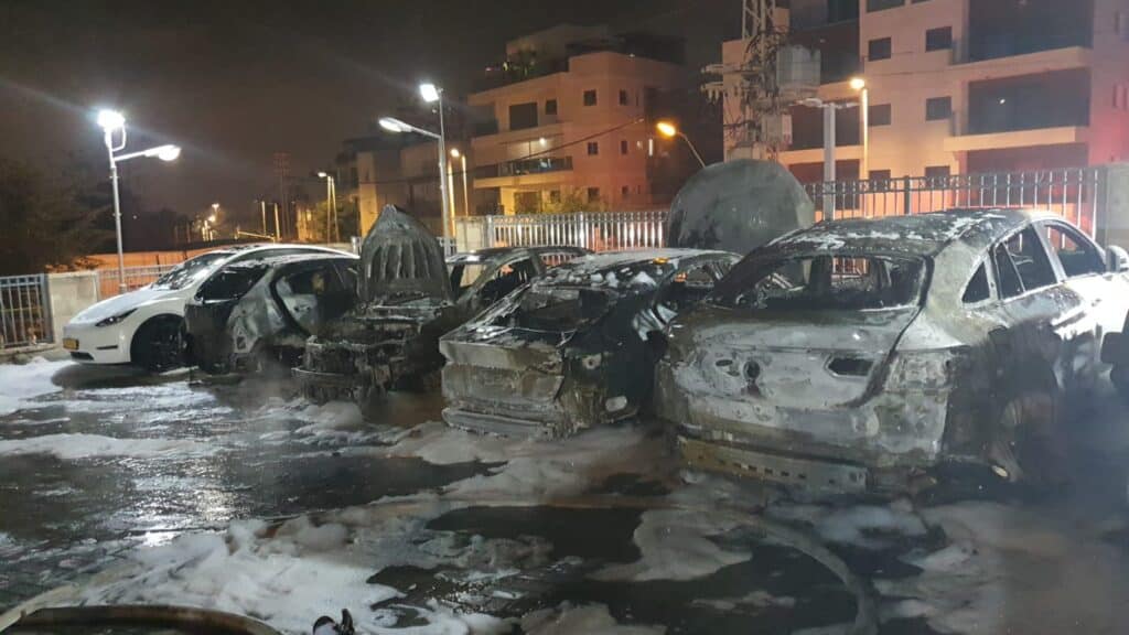 השכנים נדהמו באישון לילה: חמשה כלי רכב עלו באש