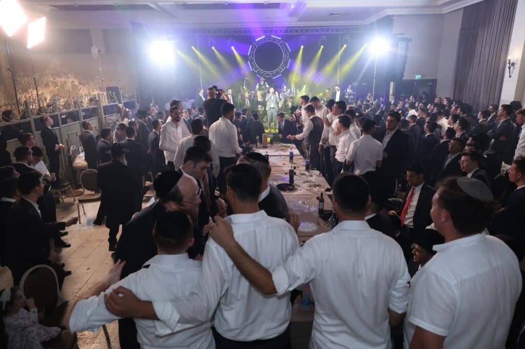 המפיק התחתן, וכל התעשייה באה לכבד