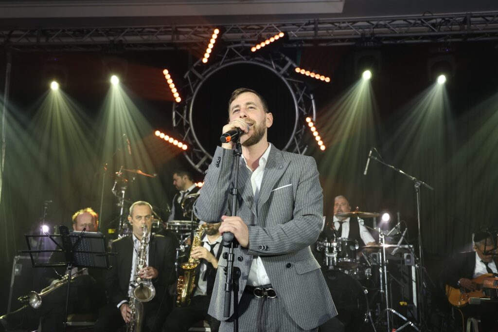 המפיק התחתן, וכל התעשייה באה לכבד