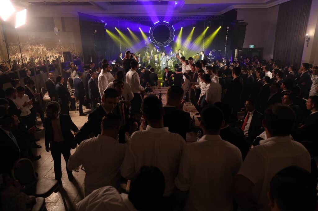 המפיק התחתן, וכל התעשייה באה לכבד