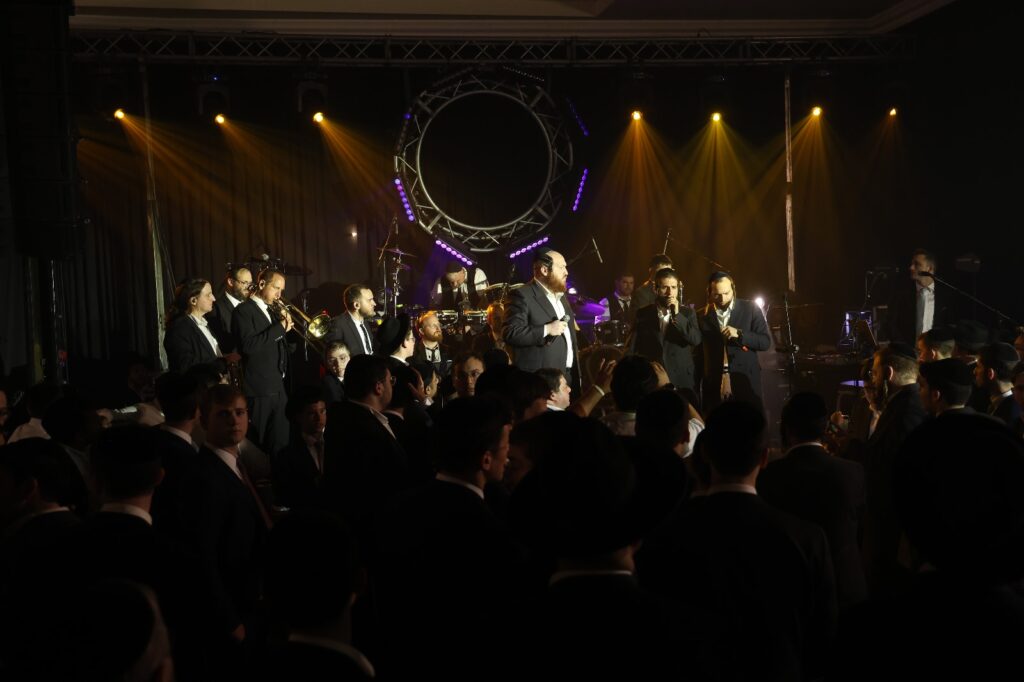 המפיק התחתן, וכל התעשייה באה לכבד