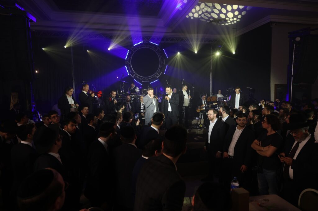 המפיק התחתן, וכל התעשייה באה לכבד