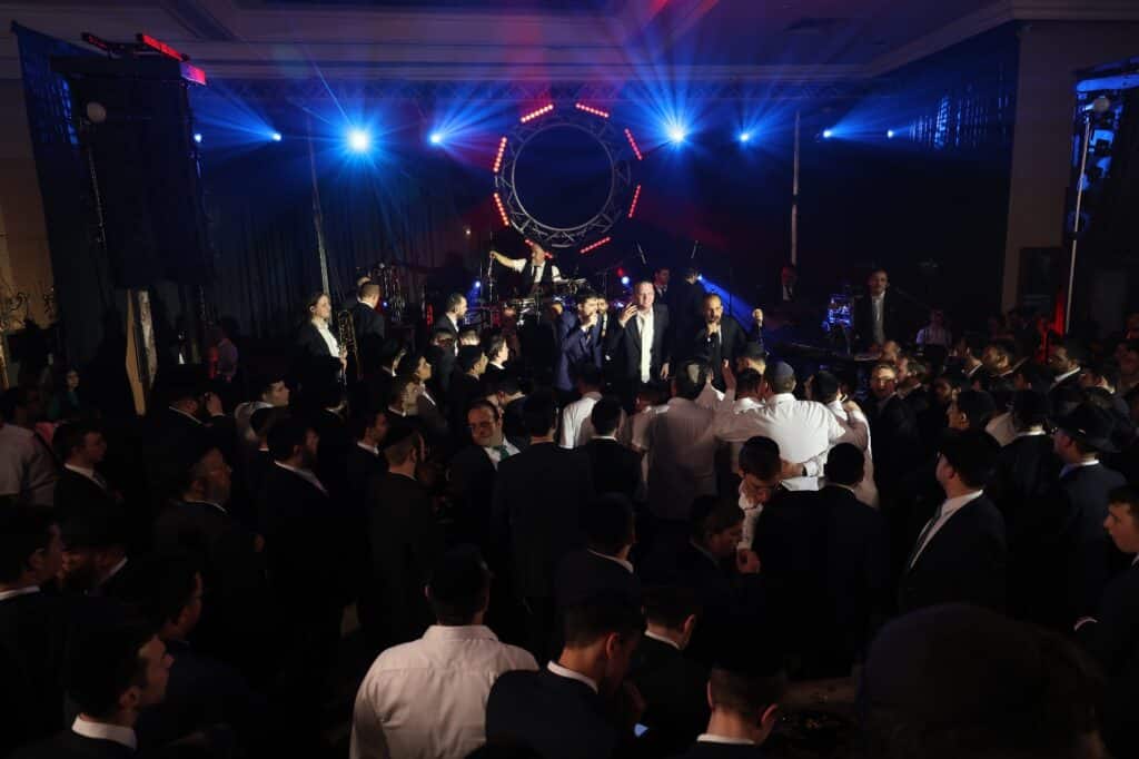 המפיק התחתן, וכל התעשייה באה לכבד