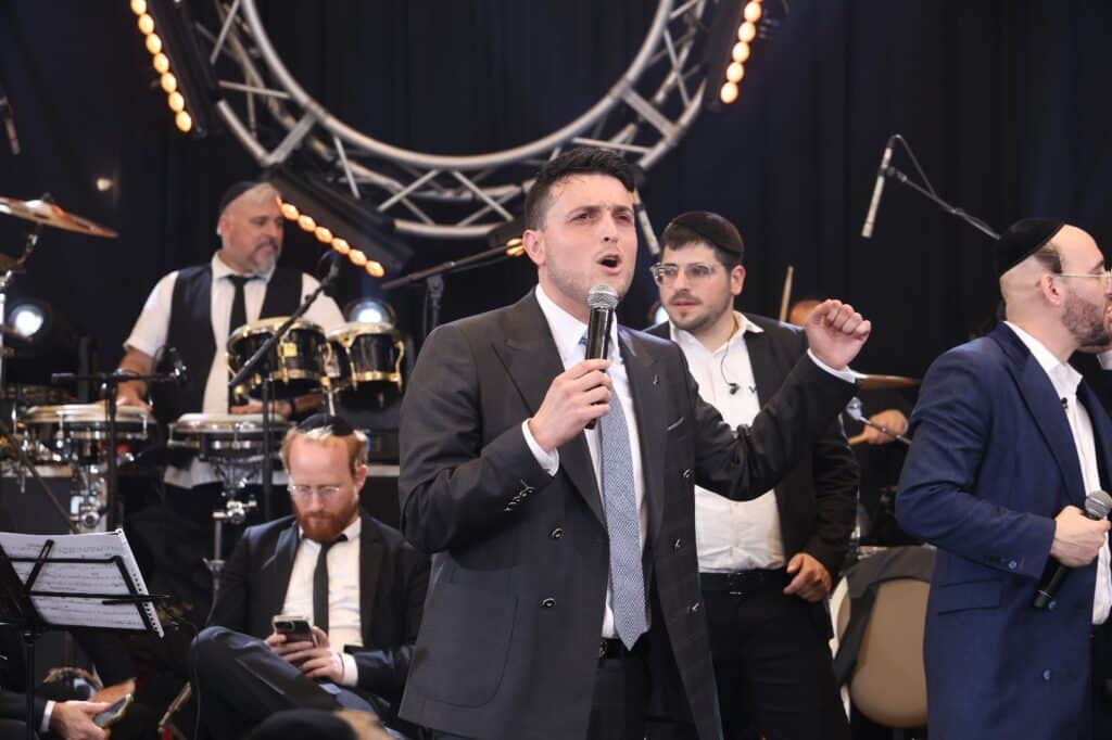 המפיק התחתן, וכל התעשייה באה לכבד