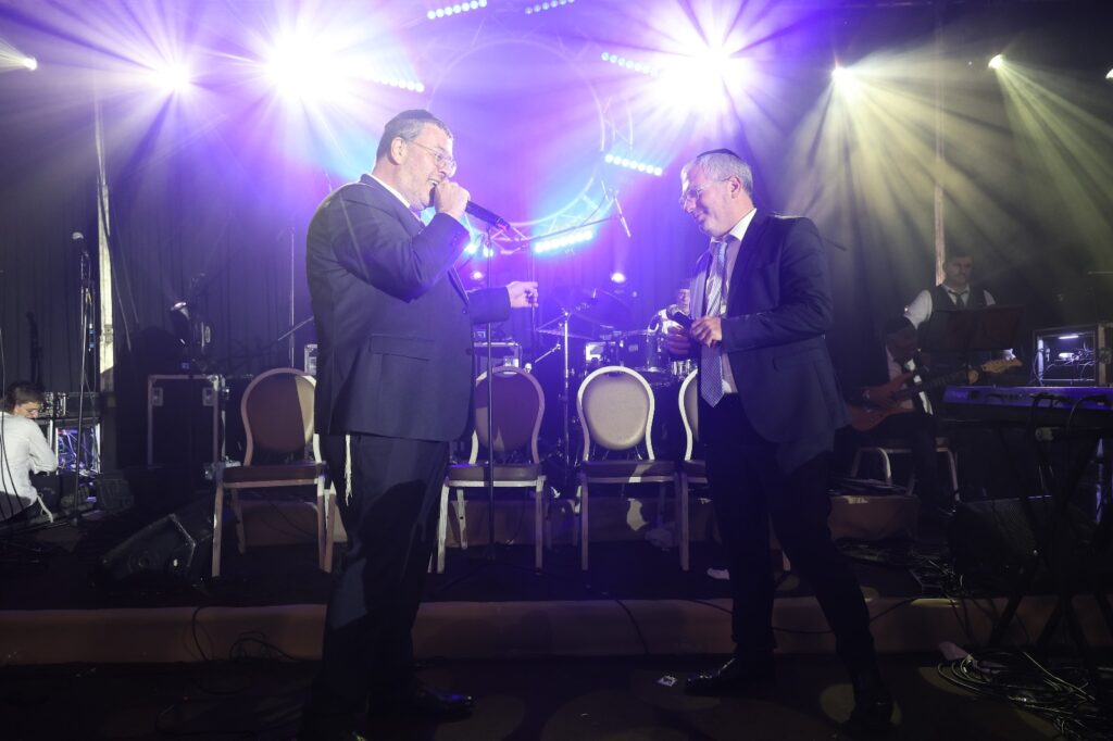 המפיק התחתן, וכל התעשייה באה לכבד