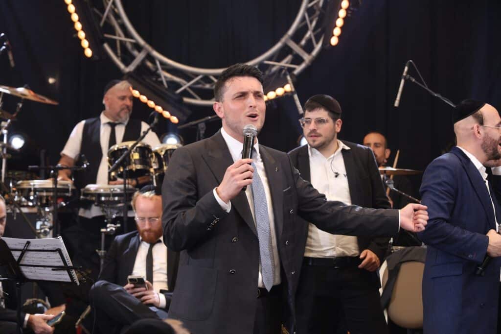 המפיק התחתן, וכל התעשייה באה לכבד