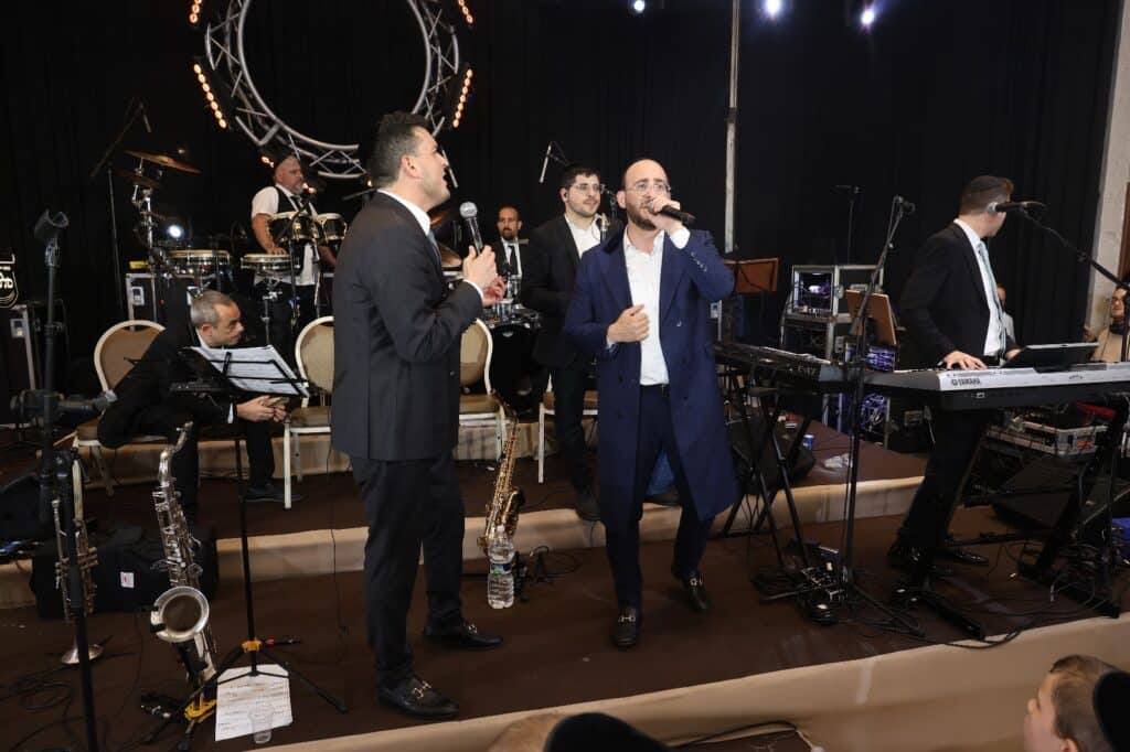 המפיק התחתן, וכל התעשייה באה לכבד