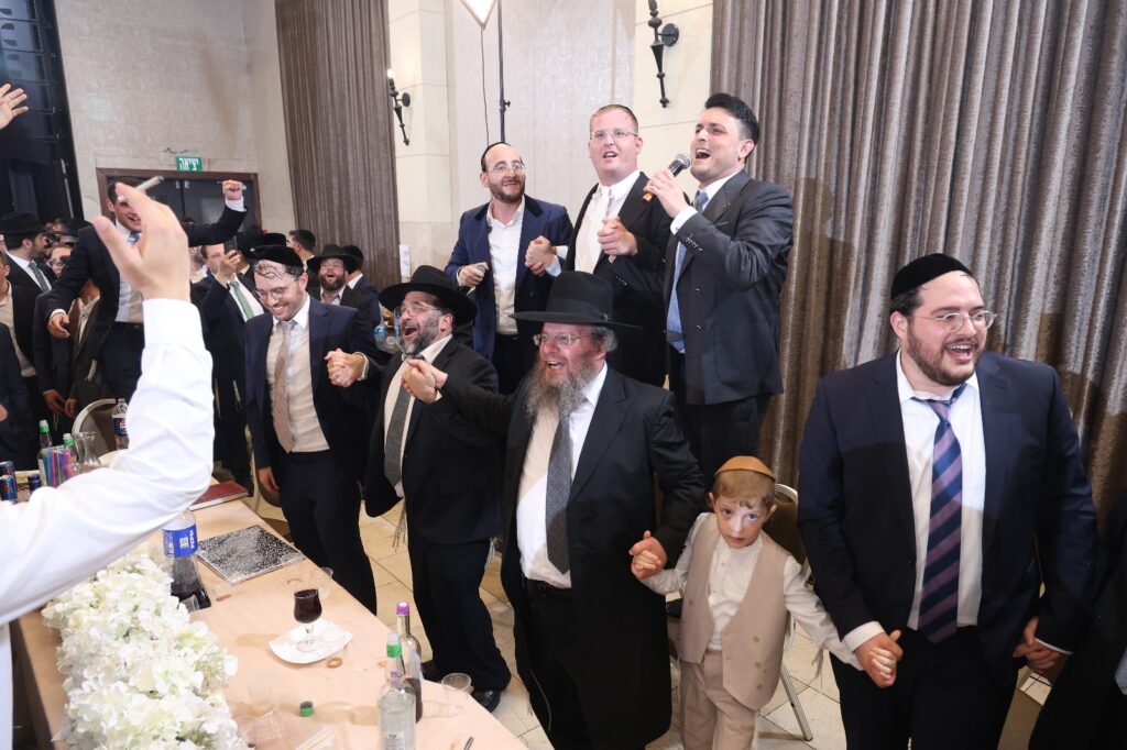 המפיק התחתן, וכל התעשייה באה לכבד