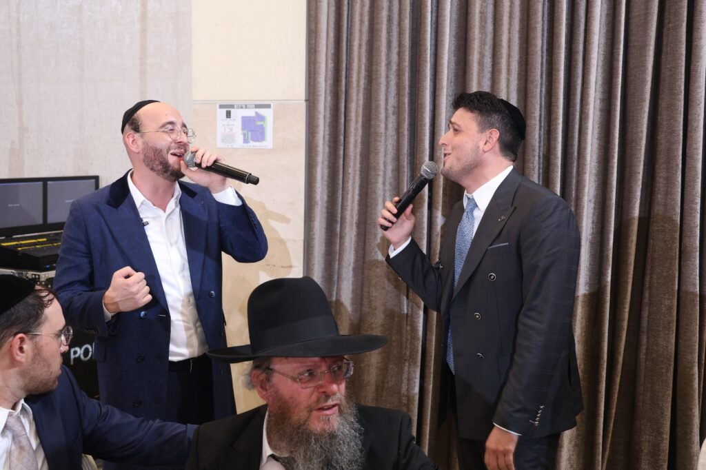 המפיק התחתן, וכל התעשייה באה לכבד