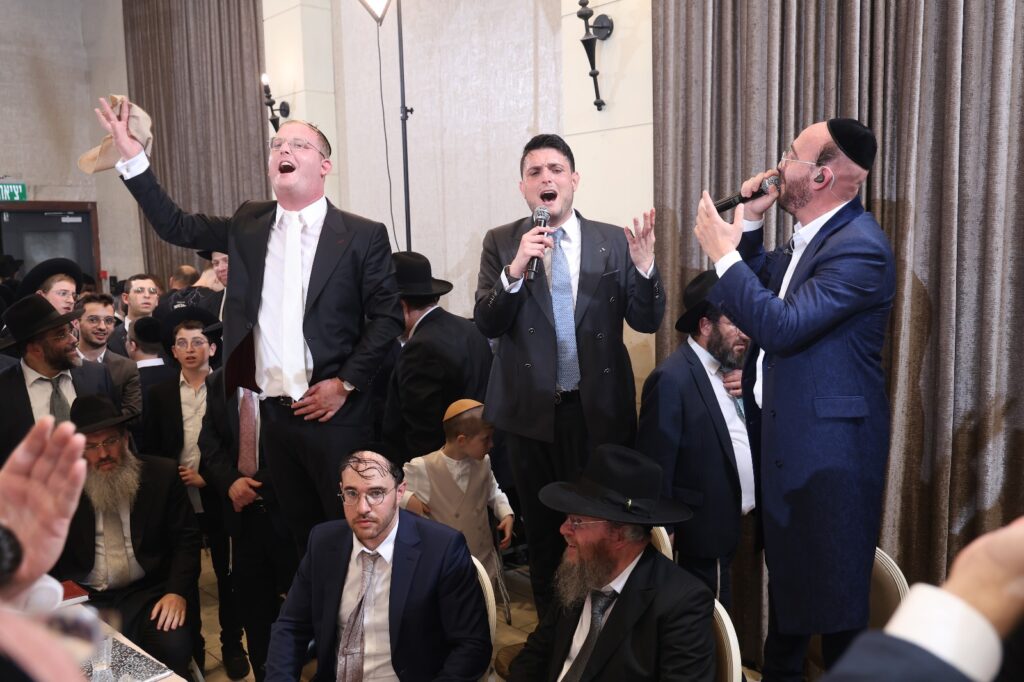 המפיק התחתן, וכל התעשייה באה לכבד