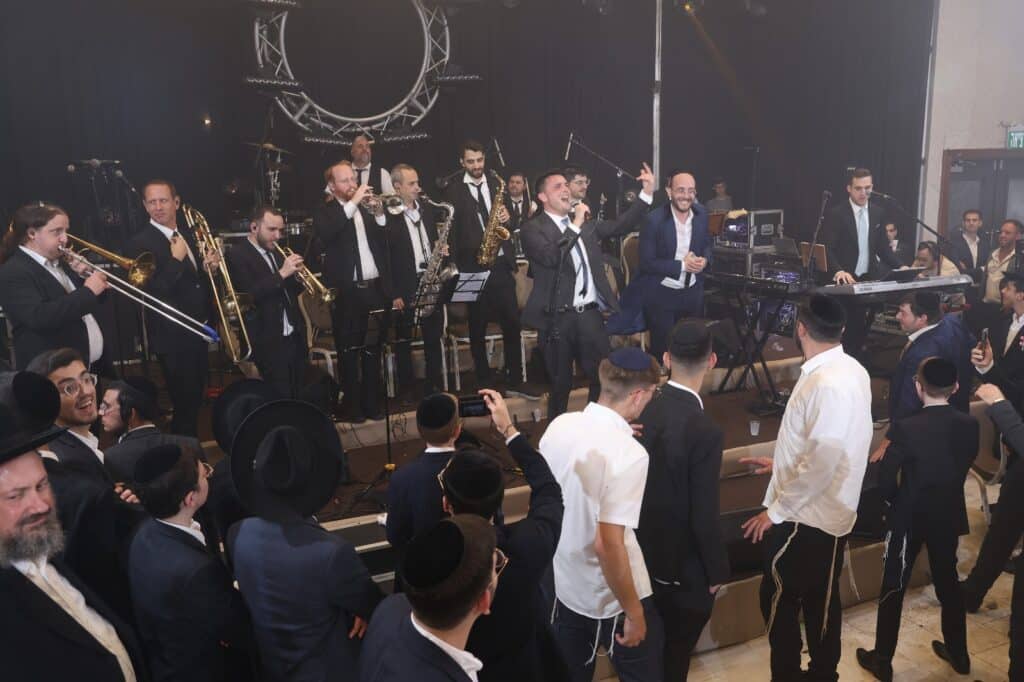 המפיק התחתן, וכל התעשייה באה לכבד